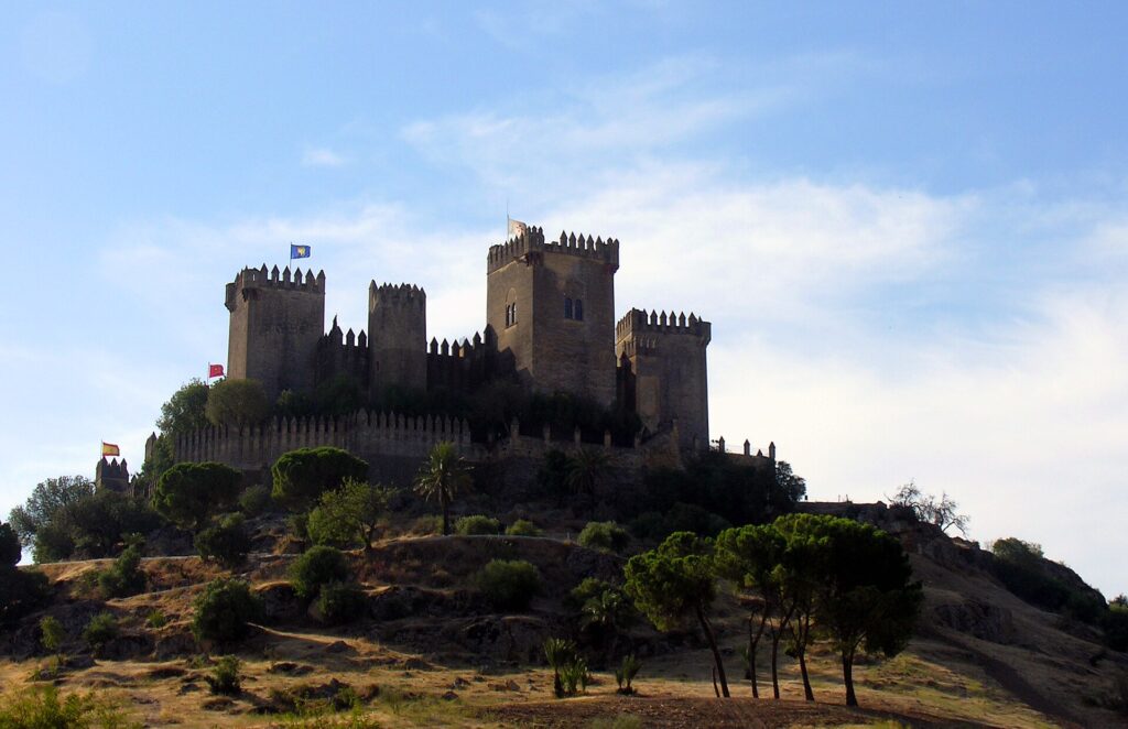 Castillo de Almodóvar del Río sobre el cerro, a 15 minutos de la casa rural Casa Mamá
