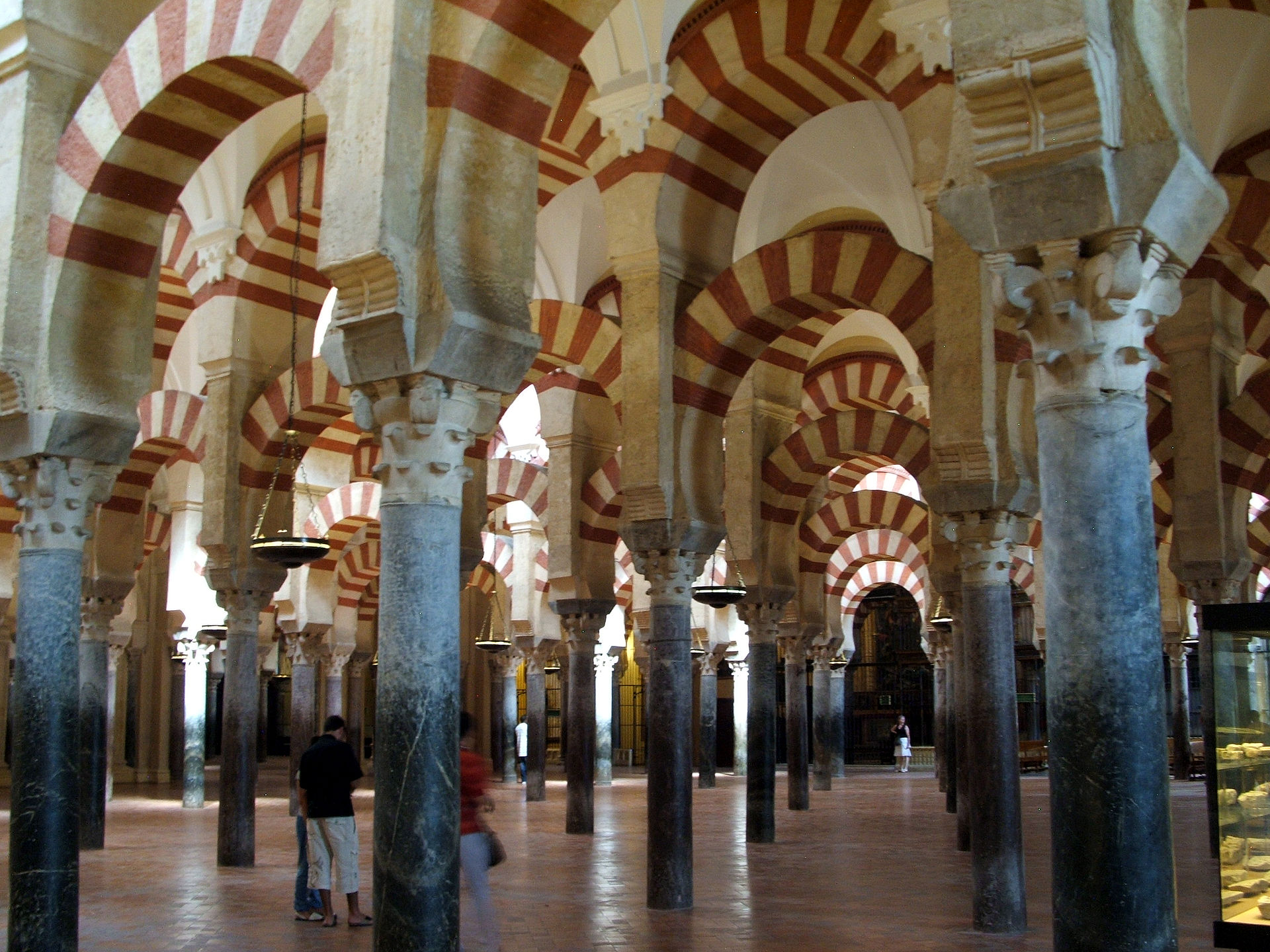 Qué visitar cerca de Córdoba Arcos de herradura de la Mezquita-Catedral de Córdoba, a 20 minutos de la casa rural Casa Mamá