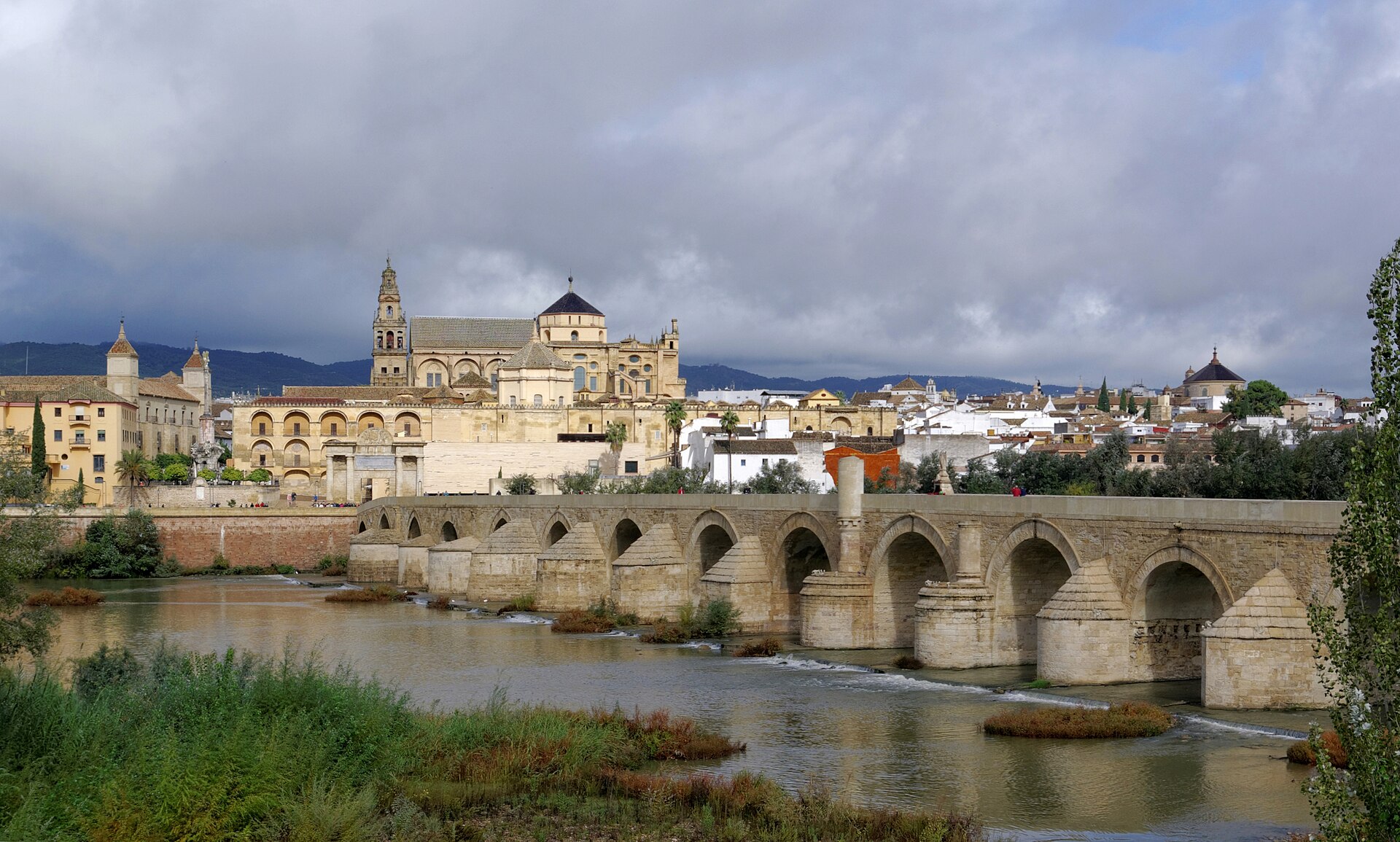 Qué visitar cerca de Córdoba Puente Romano de Córdoba sobre el Guadalquivir al atardecer